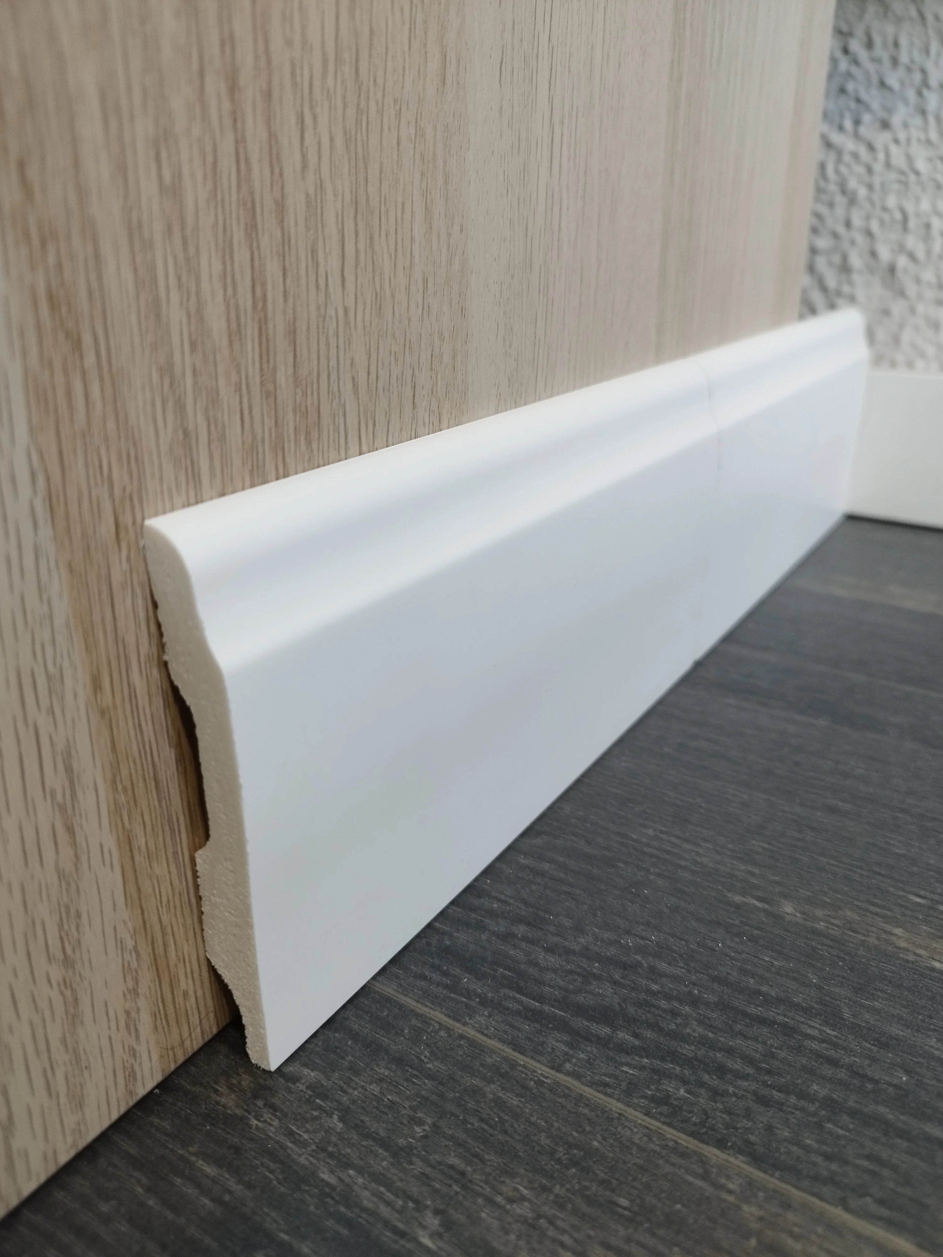 Rodapié Línea Curve HD